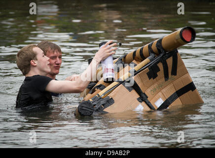 Cambridge, Regno Unito. 16 Giugno, 2013. Il quinto Cambridge University Gara delle imbarcazioni di cartone a Gesù Green Cambridge. Credito: JAMES LINSELL-CLARK/Alamy Live News Foto Stock