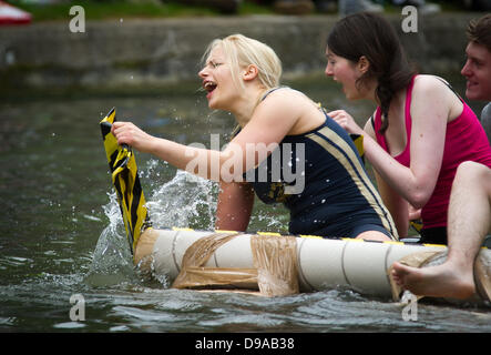 Cambridge, Regno Unito. 16 Giugno, 2013. Il quinto Cambridge University Gara delle imbarcazioni di cartone a Gesù Green Cambridge. Credito: JAMES LINSELL-CLARK/Alamy Live News Foto Stock