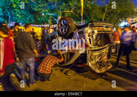 Auto della Polizia distrutte durante Taksim Gezi Park proteste, Istanbul, Turchia Foto Stock