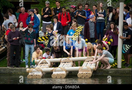 Cambridge, Regno Unito. 16 Giugno, 2013. Il quinto Cambridge University Gara delle imbarcazioni di cartone a Gesù Green Cambridge. Credito: JAMES LINSELL-CLARK/Alamy Live News Foto Stock