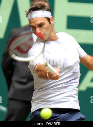 Halle/Westfalia, Germania. 16 Giugno, 2013. Halle/Westfalia, Germania. 16 Giugno, 2013. Swiss giocatore di tennis Roger Federer gioca la palla durante la finale contro Youzhny dalla Russia al Torneo ATP di Halle/Westfalia, Germania, 16 giugno 2013. Foto: OLIVER KRATO/dpa/Alamy Live News/dpa/Alamy Live News Foto Stock