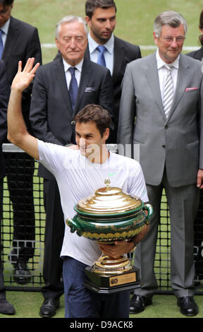 Halle/ Westfalia, Germania. 16 Giugno, 2013. Swiss giocatore di tennis Roger Federer detiene il trofeo dopo ha vinto la finale del torneo ATP contro Youzhny dalla Russia a Halle/ Westfalia, Germania, 16 giugno 2013. Foto: OLIVER KRATO/dpa/Alamy Live News Foto Stock