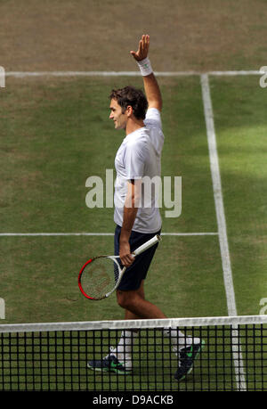 Halle/ Westfalia, Germania. 16 Giugno, 2013. Swiss giocatore di tennis Roger Federer festeggia dopo aver vinto la finale del torneo ATP contro Youzhny dalla Russia a Halle/ Westfalia, Germania, 16 giugno 2013. Foto: OLIVER KRATO/dpa/Alamy Live News Foto Stock