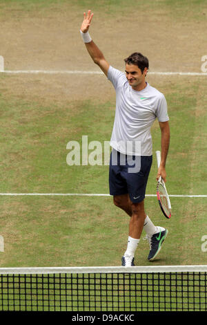 Halle/ Westfalia, Germania. 16 Giugno, 2013. Swiss giocatore di tennis Roger Federer festeggia dopo aver vinto la finale del torneo ATP contro Youzhny dalla Russia a Halle/ Westfalia, Germania, 16 giugno 2013. Foto: OLIVER KRATO/dpa/Alamy Live News Foto Stock