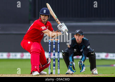 Cardiff, Galles. 16 Giugno, 2013. L'Inghilterra del Alastair Cook durante l'ICC Champions Trophy international cricket match tra Inghilterra e Nuova Zelanda a Cardiff Galles Stadium il 16 giugno 2013 a Cardiff, nel Galles. (Foto di Mitchell Gunn/ESPA/Alamy Live News) Foto Stock