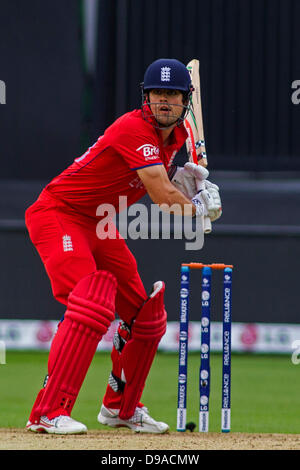 Cardiff, Galles. 16 Giugno, 2013. L'Inghilterra del Alastair Cook durante l'ICC Champions Trophy international cricket match tra Inghilterra e Nuova Zelanda a Cardiff Galles Stadium il 16 giugno 2013 a Cardiff, nel Galles. (Foto di Mitchell Gunn/ESPA/Alamy Live News) Foto Stock