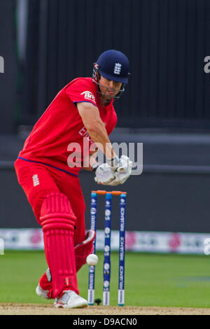 Cardiff, Galles. 16 Giugno, 2013. L'Inghilterra del Alastair Cook durante l'ICC Champions Trophy international cricket match tra Inghilterra e Nuova Zelanda a Cardiff Galles Stadium il 16 giugno 2013 a Cardiff, nel Galles. (Foto di Mitchell Gunn/ESPA/Alamy Live News) Foto Stock