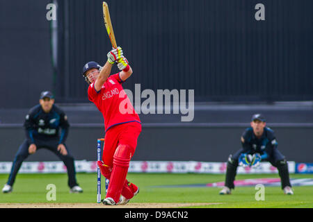 Cardiff, Galles. 16 Giugno, 2013. L'Inghilterra del Ian Bell durante l'ICC Champions Trophy international cricket match tra Inghilterra e Nuova Zelanda a Cardiff Galles Stadium il 16 giugno 2013 a Cardiff, nel Galles. (Foto di Mitchell Gunn/ESPA/Alamy Live News) Foto Stock