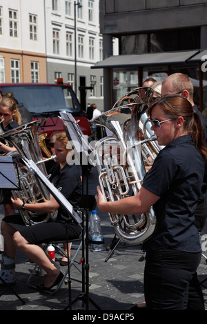 Femmina lettore tuba nella banda danese, il Dania Brass Band, intrattenimento presso Kultorvet a Copenaghen il sabato pomeriggio. Foto Stock