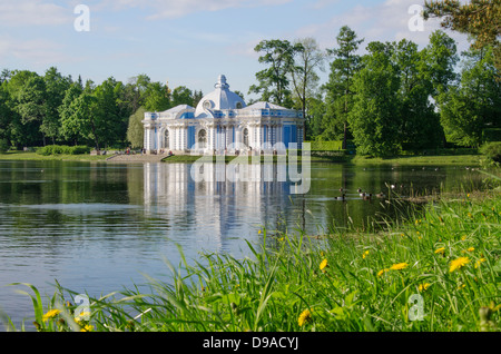 Padiglione "grotta" sul grande stagno in Catherine park, Tsarskoe Selo (Pushkin), San Pietroburgo, Russia Foto Stock