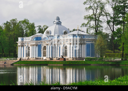 Padiglione "grotta" sul grande stagno in Catherine park, Tsarskoe Selo (Pushkin), San Pietroburgo, Russia Foto Stock