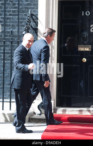 London, Regno Unito - 16 Giugno 2013: il Primo Ministro David Cameron incontra il presidente russo Vladimir Putin in 10 di Downing Street per discutere la Siria in vista del G8. Credito: Piero Cruciatti/Alamy Live News Foto Stock