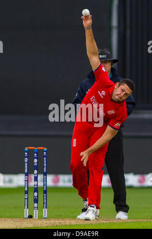 Cardiff, Galles. 16 Giugno, 2013. Inghilterra Tim Bresnan durante l'ICC Champions Trophy international cricket match tra Inghilterra e Nuova Zelanda a Cardiff Galles Stadium il 16 giugno 2013 a Cardiff, nel Galles. (Foto di Mitchell Gunn/ESPA/Alamy Live News) Foto Stock