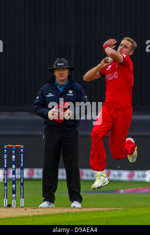 Cardiff, Galles. 16 Giugno, 2013. L'Inghilterra Stuart Broadduring l' ICC Champions Trophy international cricket match tra Inghilterra e Nuova Zelanda a Cardiff Galles Stadium il 16 giugno 2013 a Cardiff, nel Galles. (Foto di Mitchell Gunn/ESPA/Alamy Live News) Foto Stock