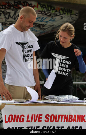 Londra, Regno Unito. 16 Giugno, 2013. "Evviva Southbank' presso il Southbank Centre di Londra è una campagna di 'Salva i Skatepark' che è pianificata per la demolizione come parte della riqualificazione del Southbank sito. Foto Stock