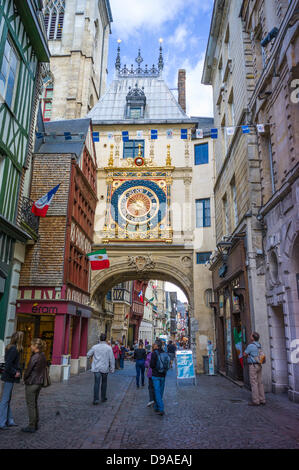 Rouen, Francia. Il 15 giugno, 2013. Il 15 giugno 2013. Rouen Francia. Vista del grande orologio e arco nella città medievale di Rouen. Formato verticale. Credito: Christine cancelli/Alamy Live News Foto Stock