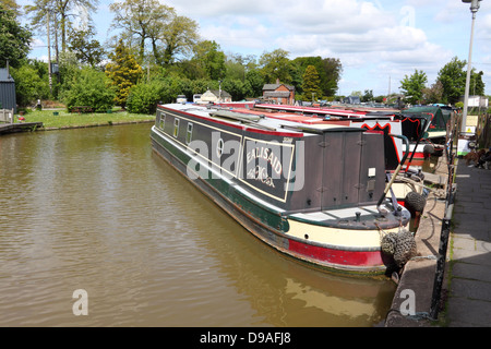 Canal narrowboats ormeggiato a Nantwich Marina, Cheshire, Inghilterra Foto Stock