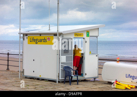 Un RNLI Beach life guard post Saltburn North Yorkshire, Inghilterra Foto Stock