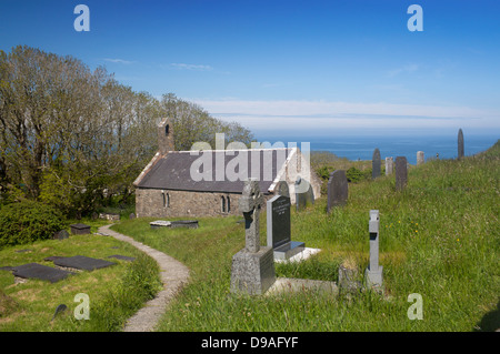 San Beuno la Chiesa Pistyll Llyn Peninsula Gwynedd North Wales UK chiesa con mare in background Foto Stock