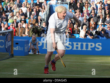 16.06.2013. Londra, Inghilterra. Boris Johnson svolge in una celebrità match di tennis durante la Aegon finale dei campionati dalla regina Credito: Azione Sport Plus/Alamy Live News Foto Stock