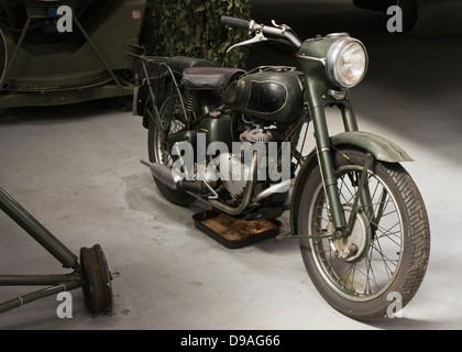 Trionfo 500cc SV Twin moto come usato dalla RAF sul display a Newark Air Museum, Notts. Foto Stock