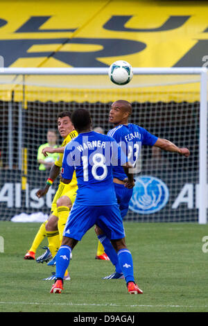 Columbus, OH, Stati Uniti d'America. Il 15 giugno, 2013. Giugno 15, 2013: Impatto di Montreal Matteo Ferrari (13) assume una testata per muovere la sfera verso il compagno di squadra Collen Warner (18) durante il Major League Soccer match tra l impatto di Montreal e il Columbus Crew at Columbus Crew Stadium di Columbus, OH Credito: csm/Alamy Live News Foto Stock