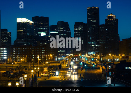 Downtown skyline di Boston e il Seaport Boulevard come visto dal quartiere portuale di notte Foto Stock