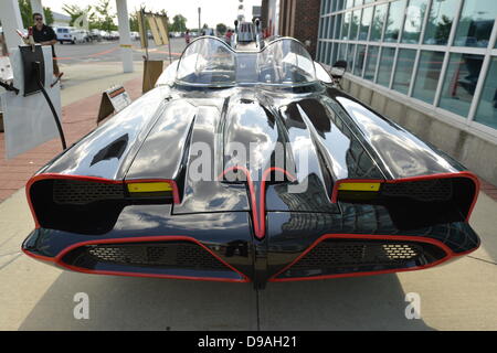 Città Giardino, New York. Il 15 giugno 2013. Un iconico 1966 Batmobile è presso l'Eterno con la cultura Pop Expo, che è stato ospitato dalla culla del Museo dell'aviazione di Long Island. Credito: Ann e Parry/Alamy Live News Foto Stock