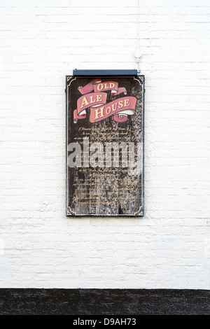 Vecchio sbiadito e spellatura chalk blackboard montato sulla parete al di fuori di un pub britannico che mostra la storia del public house Foto Stock