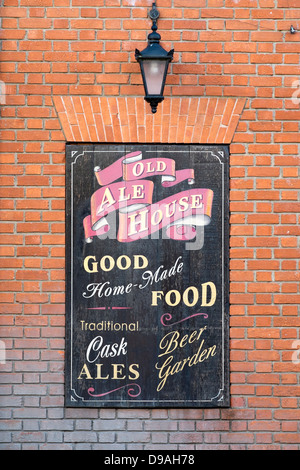 Vecchio chalk blackboard montato sulla parete al di fuori di un pub del Regno Unito Foto Stock