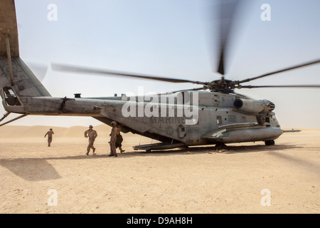 Marines americani con la ventiseiesima Marine Expeditionary Unit Raid marittimo di carico di una forza su un CH-53E Super Stallion elicottero nel deserto per condurre operazioni di paracadute Aprile 25, 2013 in Qatar. Foto Stock