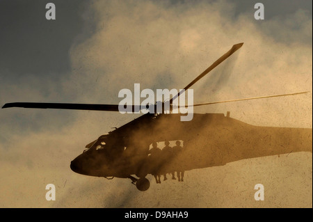 US Army delle forze speciali militari in una UH-60L elicottero Blackhawk durante il corso di Formazione Giugno 20, 2012 in Fairfield, Utah. Foto Stock