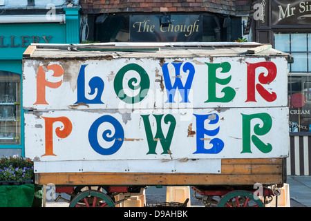 Le parole Flower Power con peeling di vernice sul lato di un vecchio carrello Foto Stock
