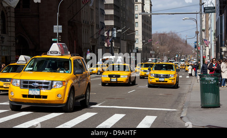 Scena di strada con le cabine andando verso il centro sulla Fifth Avenue a Manhattan, New York, NY, STATI UNITI D'AMERICA. Foto Stock