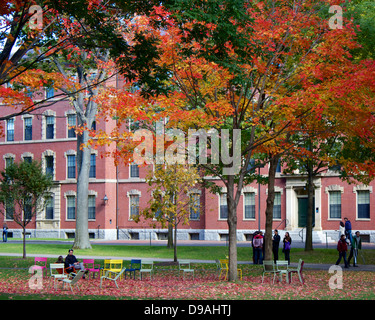 Colorato caduta delle foglie in Harvard Yard, il cuore antico del campus della Harvard University di Cambridge, MA, Stati Uniti d'America. Foto Stock