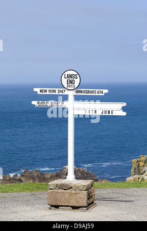 Il Lands End Signpost uno di Cornovaglia più iconiche attrazioni con mare e cielo blu in background Foto Stock