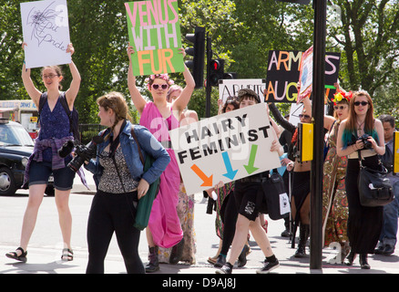 Le donne con cartelli a Marble Arch a Londra per aumentare la consapevolezza di un imminente ascelle 4 Agosto la sponsorizzazione evento. Foto Stock