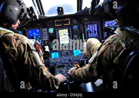 US Army MH-47G elicottero Chinook piloti di eseguire le operazioni di preflight durante una operazione di formazione di Aprile 29, 2013 a Hurlburt Field, FL. Foto Stock