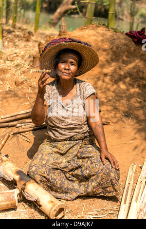 Di birmani vecchia donna fumatori di sigari MYANMAR Birmania Foto Stock