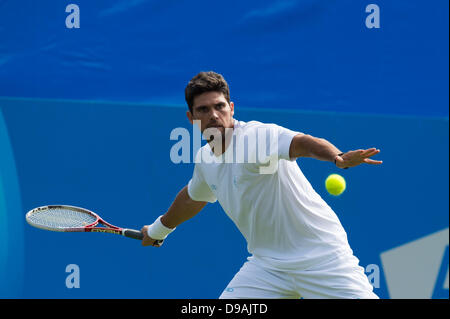 Eastbourne, Regno Unito. 16 Giugno, 2013. Aegon International 2013 Tennis Eastbourne Regno Unito - Domenica. Leggende corrispondono. Mark Philippoussis (AUS) ritorna con una sola mano diretti nella sua exhibition match con Greg Rusedski (GBR) sul Centre Court. Credito: Mike francese/Alamy Live News Foto Stock