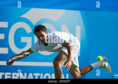 Eastbourne, Regno Unito. 16 Giugno, 2013. Aegon International 2013 Tennis, Eastbourne Regno Unito - Domenica. Qualifica mens match. Sergiy Stakhovsky si estende per una sola mano diretti durante la sua corrispondenza con James BLAKE (USA) sul Centre Court. James BLAKE ha vinto la partita 5-7, 6-4, 6-4. Credito: Mike francese/Alamy Live News Foto Stock