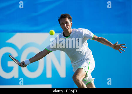 Eastbourne, Regno Unito. 16 Giugno, 2013. Aegon International 2013 Tennis, Eastbourne Regno Unito - Domenica. Qualifica mens match. Sergiy Stakhovsky ritorna con una sola mano diretti durante la sua corrispondenza con James BLAKE (USA) sul Centre Court. James BLAKE ha vinto la partita 5-7, 6-4, 6-4. Credito: Mike francese/Alamy Live News Foto Stock