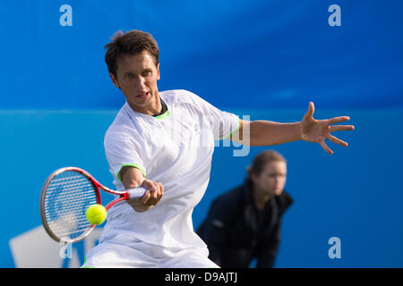 Eastbourne, Regno Unito. 16 Giugno, 2013. Aegon International 2013 Tennis, Eastbourne Regno Unito - Domenica. Qualifica mens match. Sergiy Stakhovsky ritorna con una sola mano diretti durante la sua corrispondenza con James BLAKE (USA) sul Centre Court. James BLAKE ha vinto la partita 5-7, 6-4, 6-4. Credito: Mike francese/Alamy Live News Foto Stock