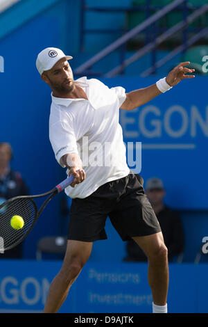 Eastbourne, Regno Unito. 16 Giugno, 2013. Aegon International 2013 Tennis, Eastbourne Regno Unito - Domenica. Qualifica mens match. James BLAKE (USA) ritorna con una sola mano diretti durante la sua corrispondenza con Sergiy Stakhovsky (UKR) sul Centre Court. James BLAKE ha vinto la partita 5-7, 6-4, 6-4. Credito: Mike francese/Alamy Live News Foto Stock