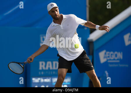 Eastbourne, Regno Unito. 16 Giugno, 2013. Aegon International 2013 Tennis, Eastbourne Regno Unito - Domenica. Qualifica mens match. James BLAKE (USA) ritorna con una sola mano diretti durante la sua corrispondenza con Sergiy Stakhovsky (UKR) sul Centre Court. James BLAKE ha vinto la partita 5-7, 6-4, 6-4. Credito: Mike francese/Alamy Live News Foto Stock