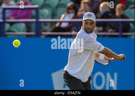 Eastbourne, Regno Unito. 16 Giugno, 2013. Aegon International 2013 Tennis, Eastbourne Regno Unito - Domenica. Qualifica mens match. James BLAKE (USA) ritorna con una sola mano scritto durante la sua corrispondenza con Sergiy Stakhovsky (UKR) sul Centre Court. James BLAKE ha vinto la partita 5-7, 6-4, 6-4. Credito: Mike francese/Alamy Live News Foto Stock