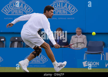 Eastbourne, Regno Unito. 16 Giugno, 2013. Aegon International 2013 Tennis Eastbourne Regno Unito - Domenica. Leggende corrispondono. Mark Philippoussis (AUS) ritorna con una sola mano scritto nella sua esposizione raddoppia match partnering Rennae Stubbs (AUS) contro Greg Rusedski (GBR) e Lindsay Davenport (USA) sul Centre Court. Rusedski e Davenport ha vinto la partita 5-2. Credito: Mike francese/Alamy Live News Foto Stock