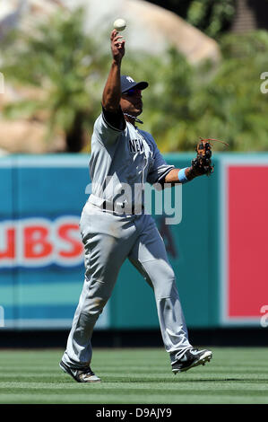 Anaheim, California, USA. 16 Giugno, 2013. Giugno 16, 2013 Anaheim, California: New York Yankees left fielder Vernon pozzetti (12) lancia la palla da fuori campo lato durante il gioco tra i New York Yankees e il Los Angeles Angeli a Angel Stadium il 16 giugno 2013 ad Anaheim, in California. Rob Carmell/CSM Credito: csm/Alamy Live News Foto Stock