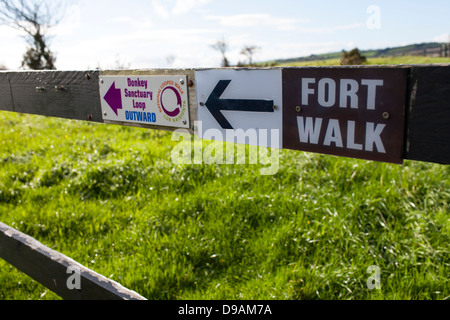 Un segno dirigere i camminatori e i visitatori a Donkey Sanctuary Liscarroll nella Repubblica di Irlanda. Foto Stock