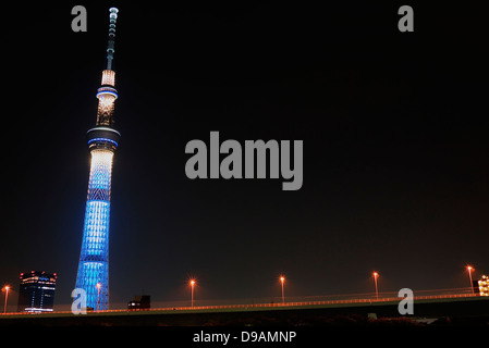 Tokyo Sky Tree dal fiume Sumida illuminata di notte Foto Stock